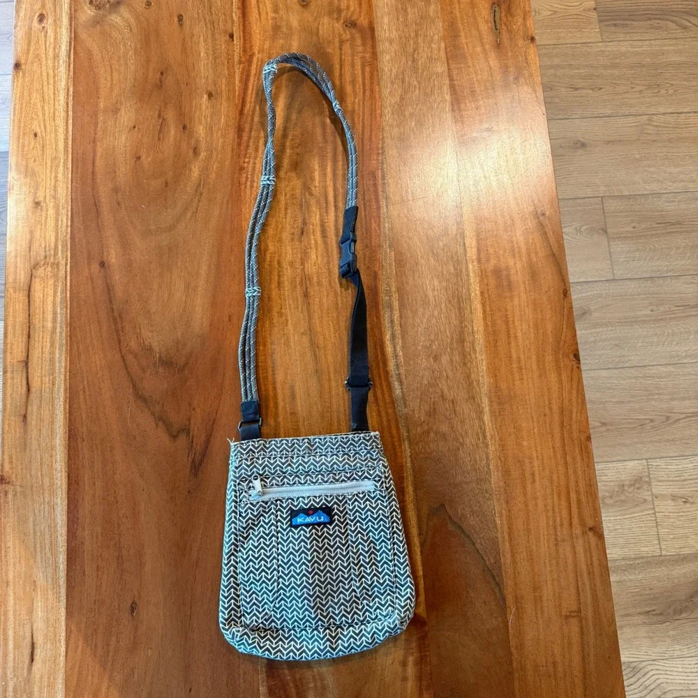 Kavu Women's Black/Tan Geometric Design‎ Crossbody Bag.